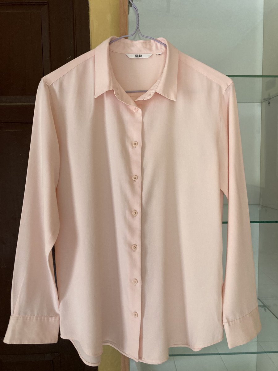 trymarr_'s tweet image. wts preloved kemeja uniqlo #wtb #wts #preloved