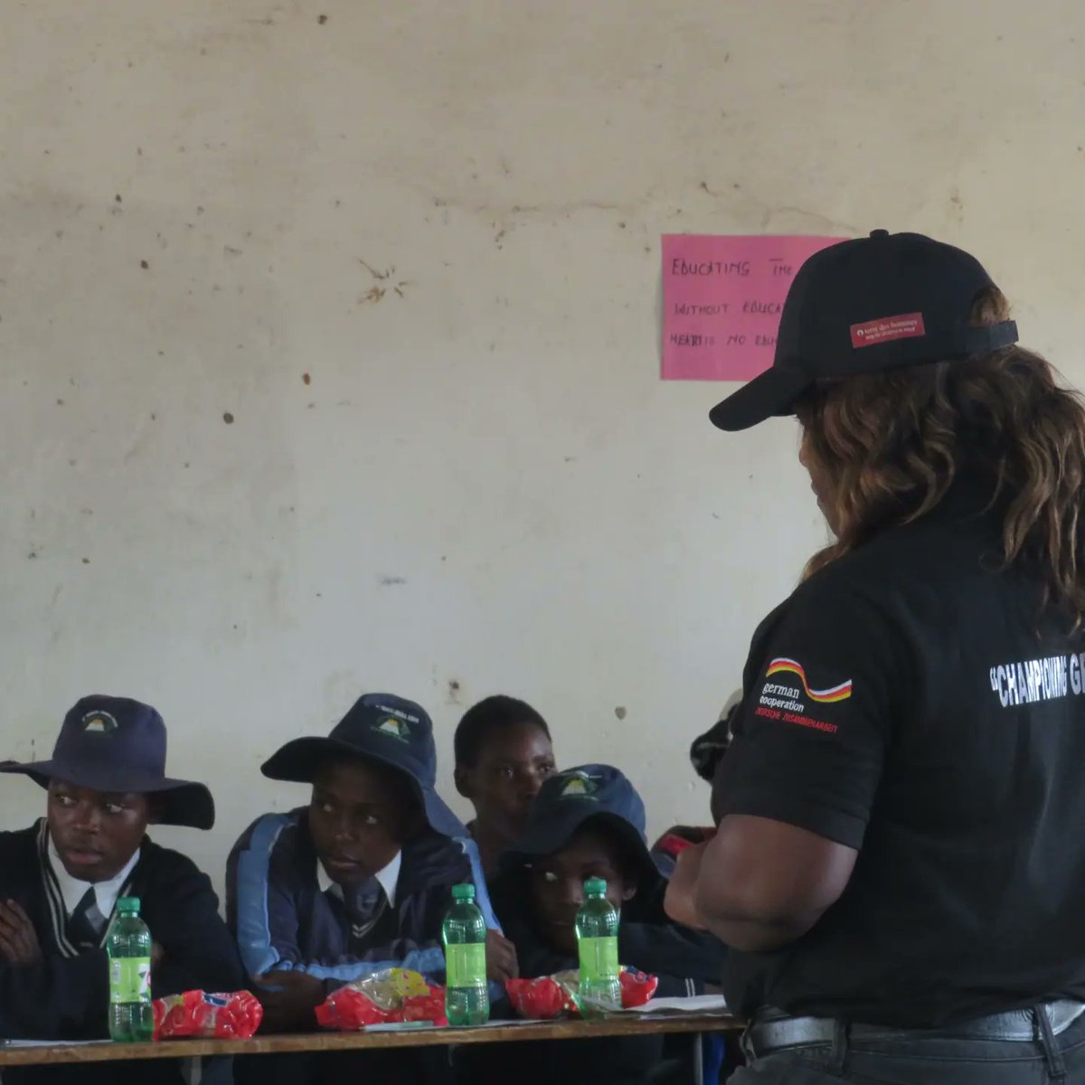 roots_africa's tweet photo. Hello Monday , Muvhuro !!
To us it means another week of excitement, learning, sharing fun and empowerment with AGYW . #girlsclubs for #girlsempowerment. Association brings impartation that's why we choose to associate with #girlsclubs vasikana vane Simba neruzivo. https://t.co/6r5DLDxwmM