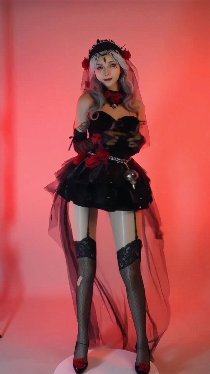 shixierofficial's tweet photo. Red rose to touch 🌹

#identityv 
#psychologist 
#cosplay https://t.co/xOMwuBOTLq