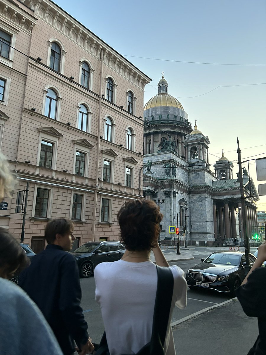 этот чисто Питерский вайб

натанцевались до 3х утра
и потом шлялись по улицам до 5 утра