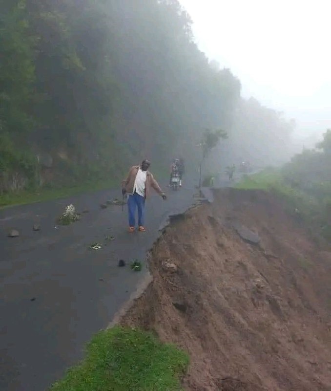 Samuthoka99's tweet photo. A Massive landslide along Kabarnet-Tenges-Ravine Road in Baringo.
#RutoMustBeStopped #HELB #Amerix https://t.co/yFOHNyytrR