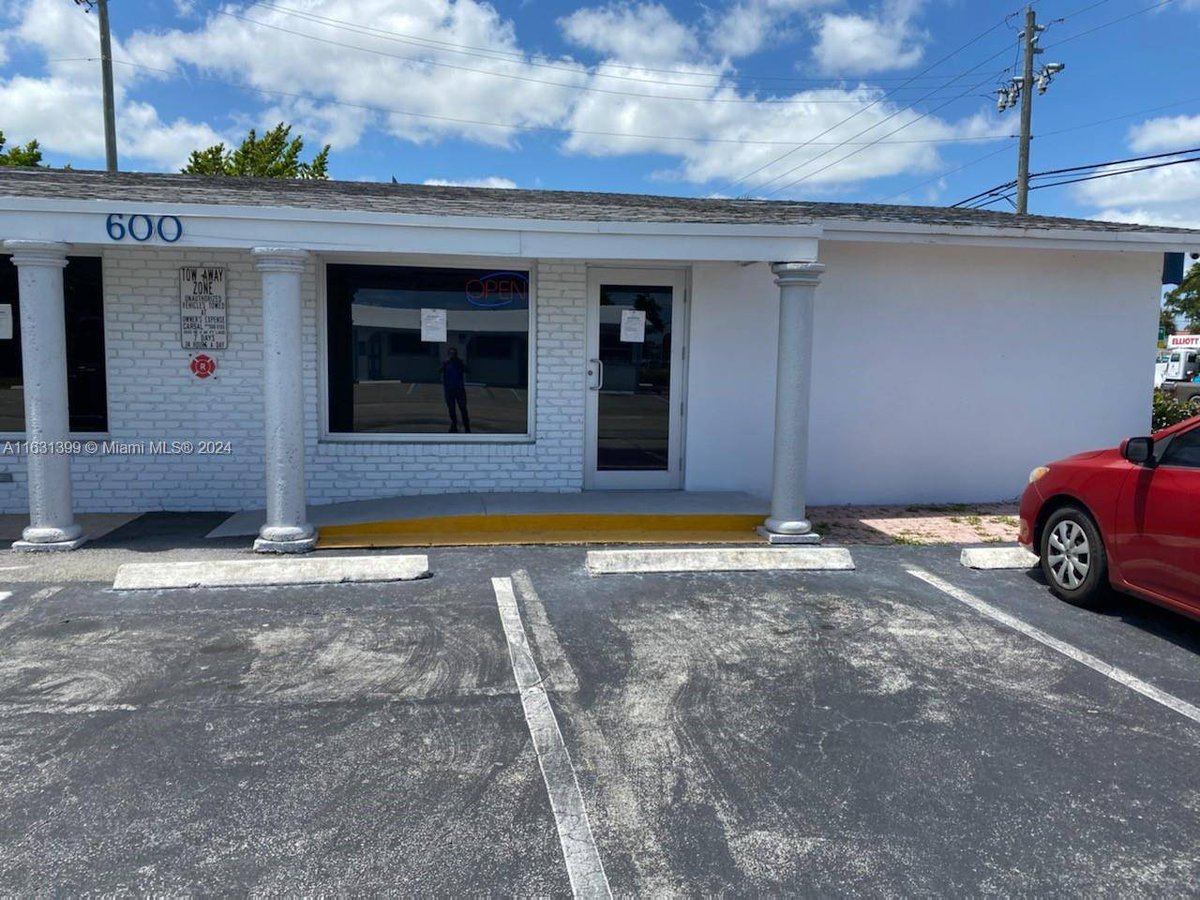 oneildayes's tweet photo. 600 W Oakland Park Blvd, Wilton Manors, FL 33311 just hit the market!
Take a look at this awesome space: https://t.co/mDXFhdRetL https://t.co/8CWo1M8GZv