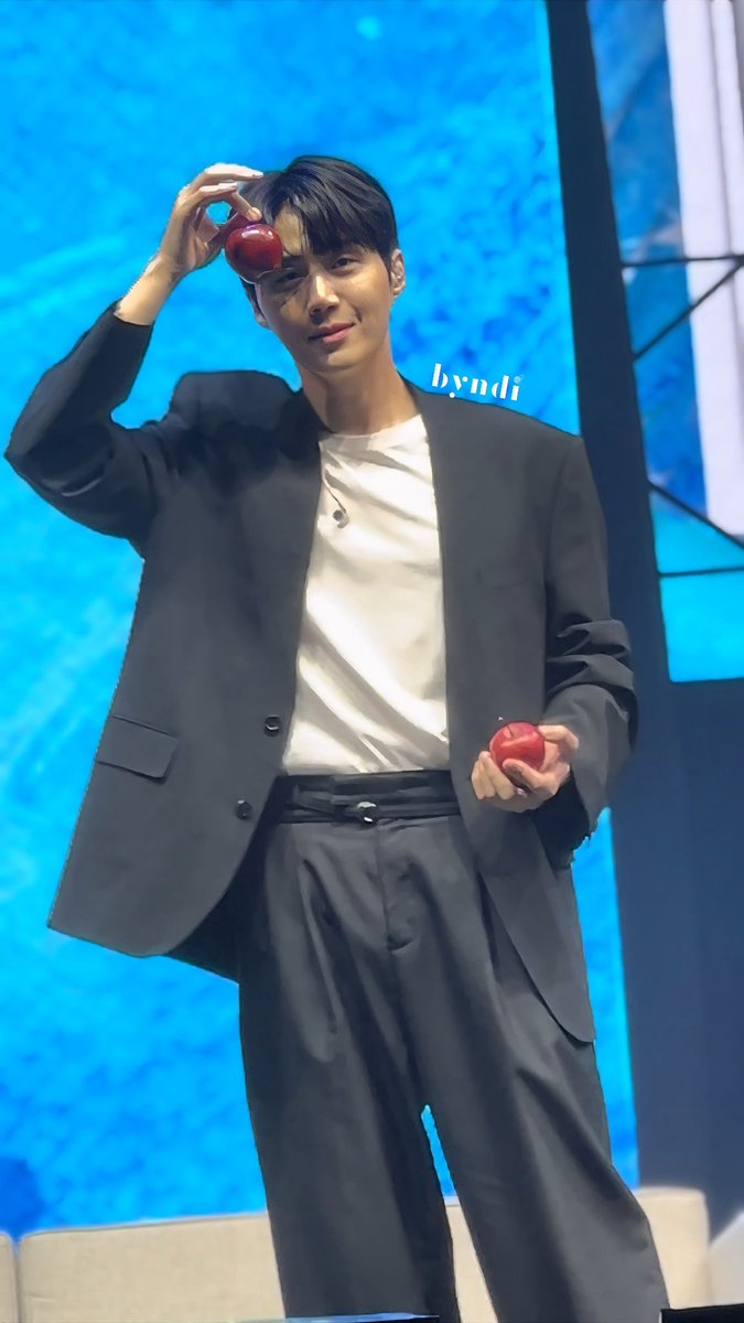 byndi_'s tweet photo. vibesnya tu kayak,
SH : μκΈ°μΌ, 체리 κ°μ΄ λ¨Ήμ§ μμλ? π
trus kaget sendiri, cherrynya kok ya gede banget π€£π€£π€£π€£
((Yaia wong cherry lokal π€ͺ))
#KimSeonho #KimSeonHoAsiaTour #KimSeonhoInJakarta2024 #colorfull2024 #COLORFULLinJakarta https://t.co/CJsonGGfv3