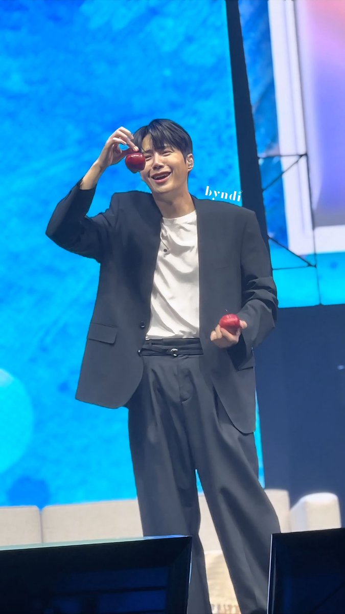 byndi_'s tweet photo. vibesnya tu kayak,
SH : μκΈ°μΌ, 체리 κ°μ΄ λ¨Ήμ§ μμλ? π
trus kaget sendiri, cherrynya kok ya gede banget π€£π€£π€£π€£
((Yaia wong cherry lokal π€ͺ))
#KimSeonho #KimSeonHoAsiaTour #KimSeonhoInJakarta2024 #colorfull2024 #COLORFULLinJakarta https://t.co/CJsonGGfv3