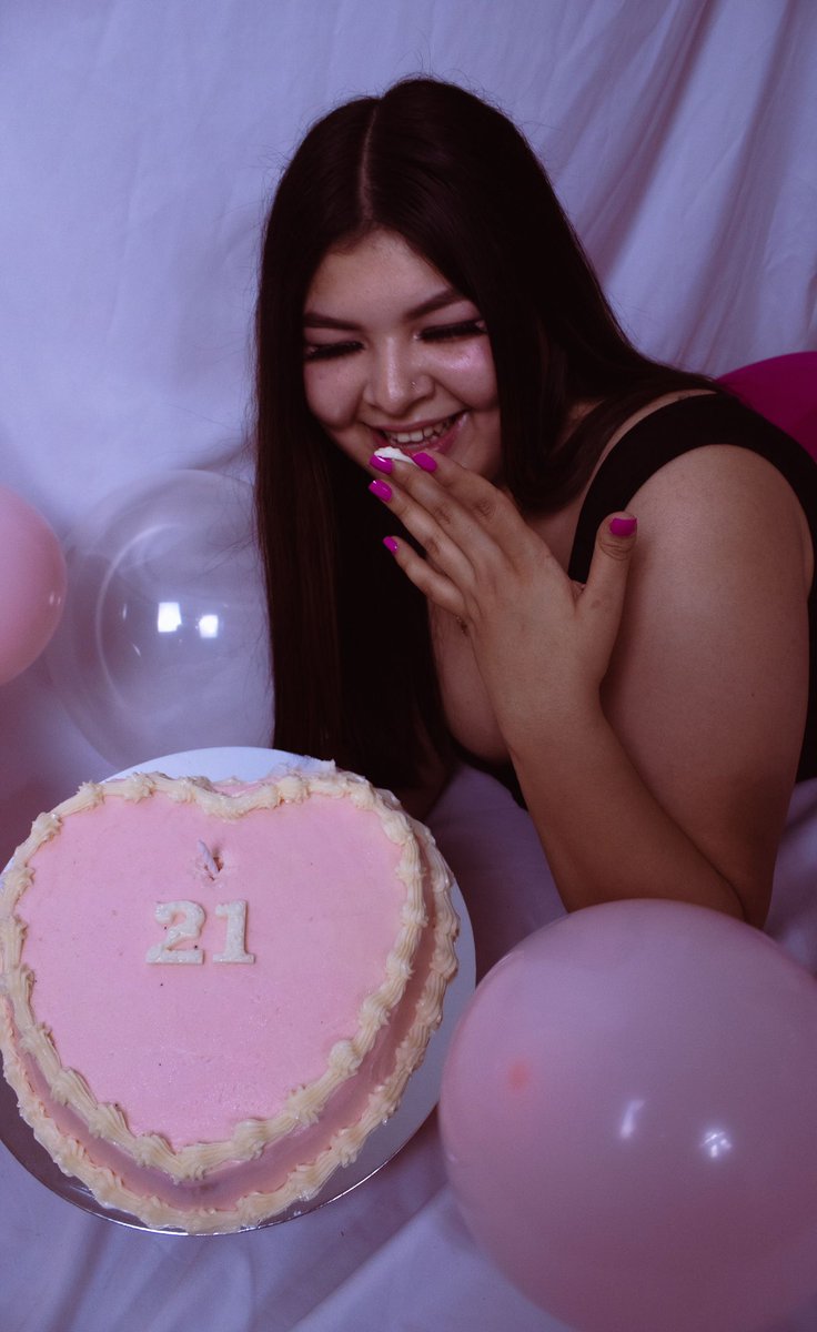 theyluvicey's tweet photo. Hbd to me 🥳🥂🩷 https://t.co/QZODkfrfnd