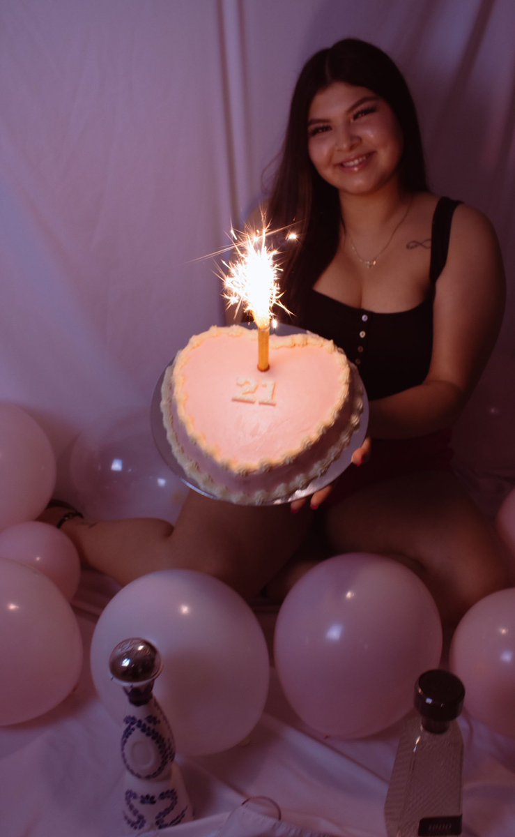 theyluvicey's tweet photo. Hbd to me 🥳🥂🩷 https://t.co/QZODkfrfnd