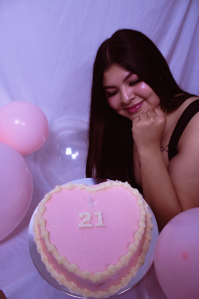 theyluvicey's tweet photo. Hbd to me 🥳🥂🩷 https://t.co/QZODkfrfnd