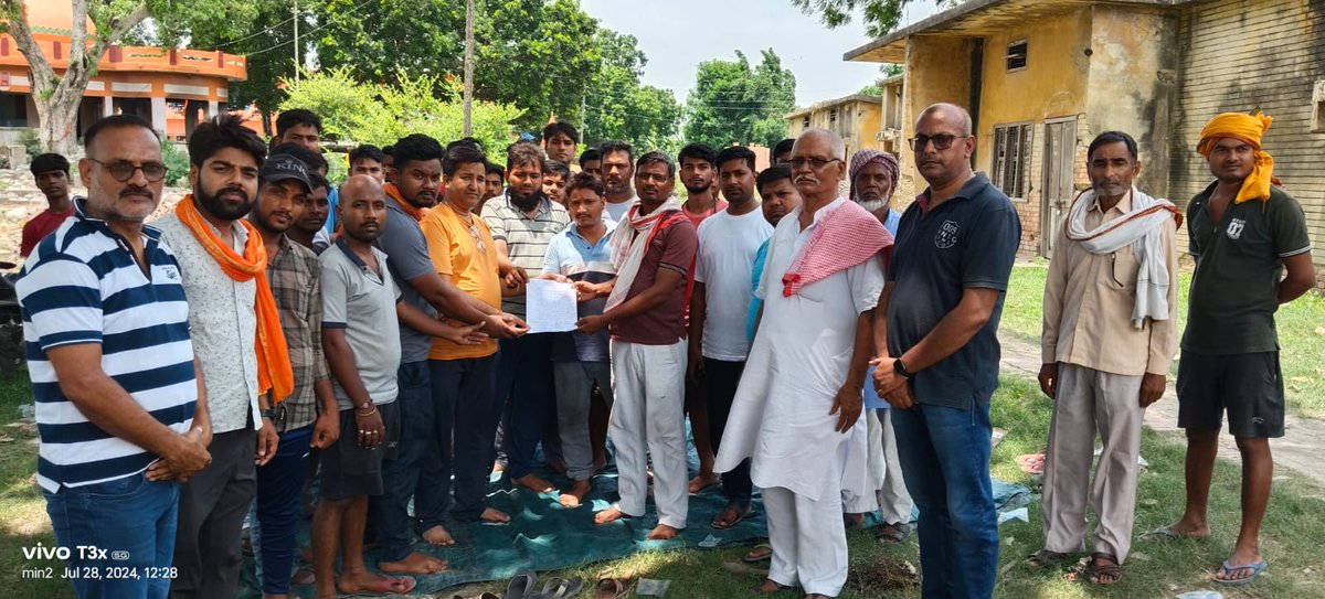 emaballia's tweet photo. बलिया--  नगर पंचायत मनियर में चरमराई बिजली व्यवस्था को लेकर लोग परेशान  शिकायत लेकर लोग प्रतिदिन जा रहे हैं मनियर सब स्टेशन। लेकिन सम्बंधित अधिकारी द्वरा बिजली की जगह मिल रहा है आश्वासन। @CMOfficeUP @AKSharmaOffice @UPPCLLKO  @dmballia @myogiadityanath https://t.co/hsH3PJu8oa