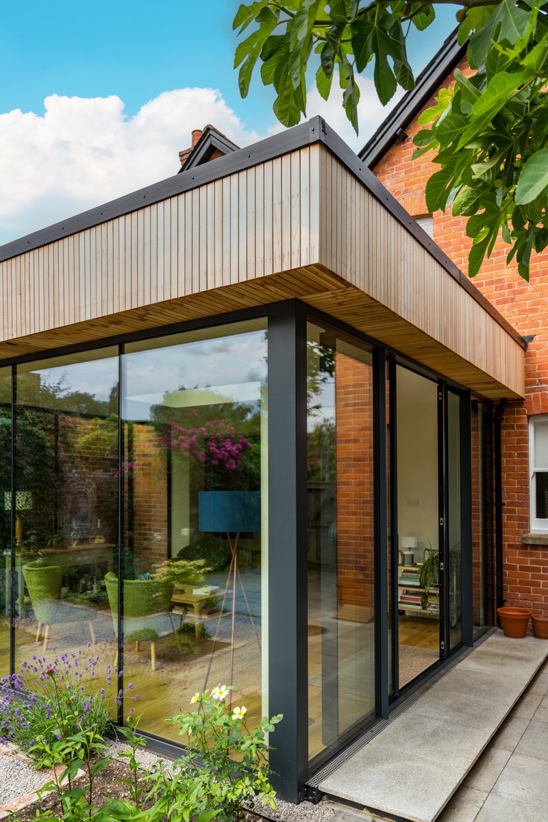 avinotimber's tweet image. A modern rear extension uses vertical timber cladding on the overhanging roof edges.
See timber cladding: avino-timber.com/timber-claddin…
📷 Alexandra Davies Photography 
.
.
.
#timberinarchitecture #timbercladding #sustainabletimber #sustainabledesign #elegantextensions