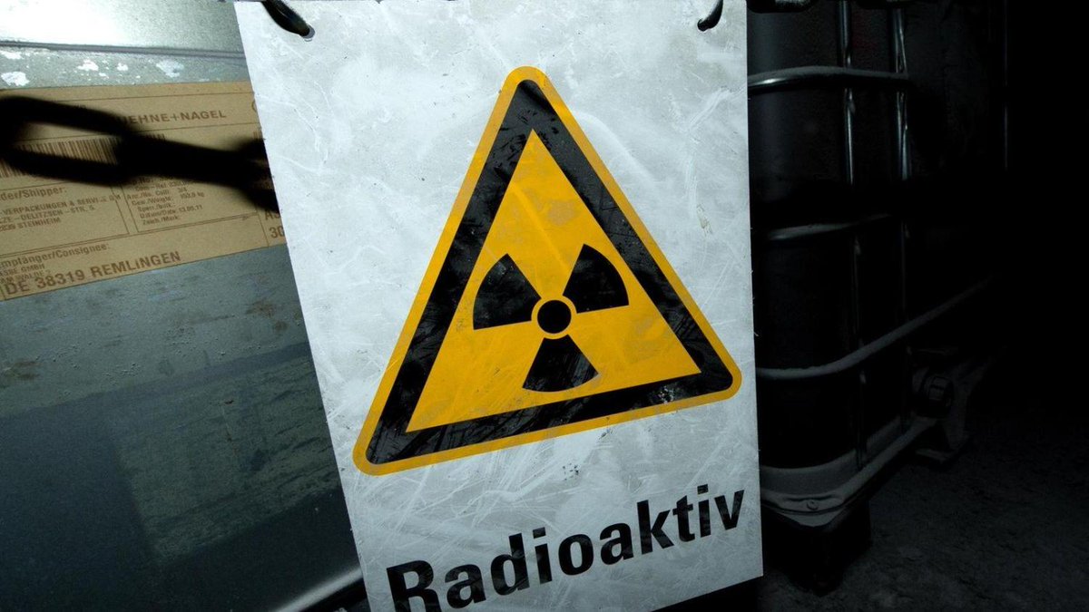 morgenpost's tweet photo. Berlin-Mitte: Unfall mit radiologischen Stoffen https://t.co/hURXFZ5ksJ https://t.co/FBBWKunP9b