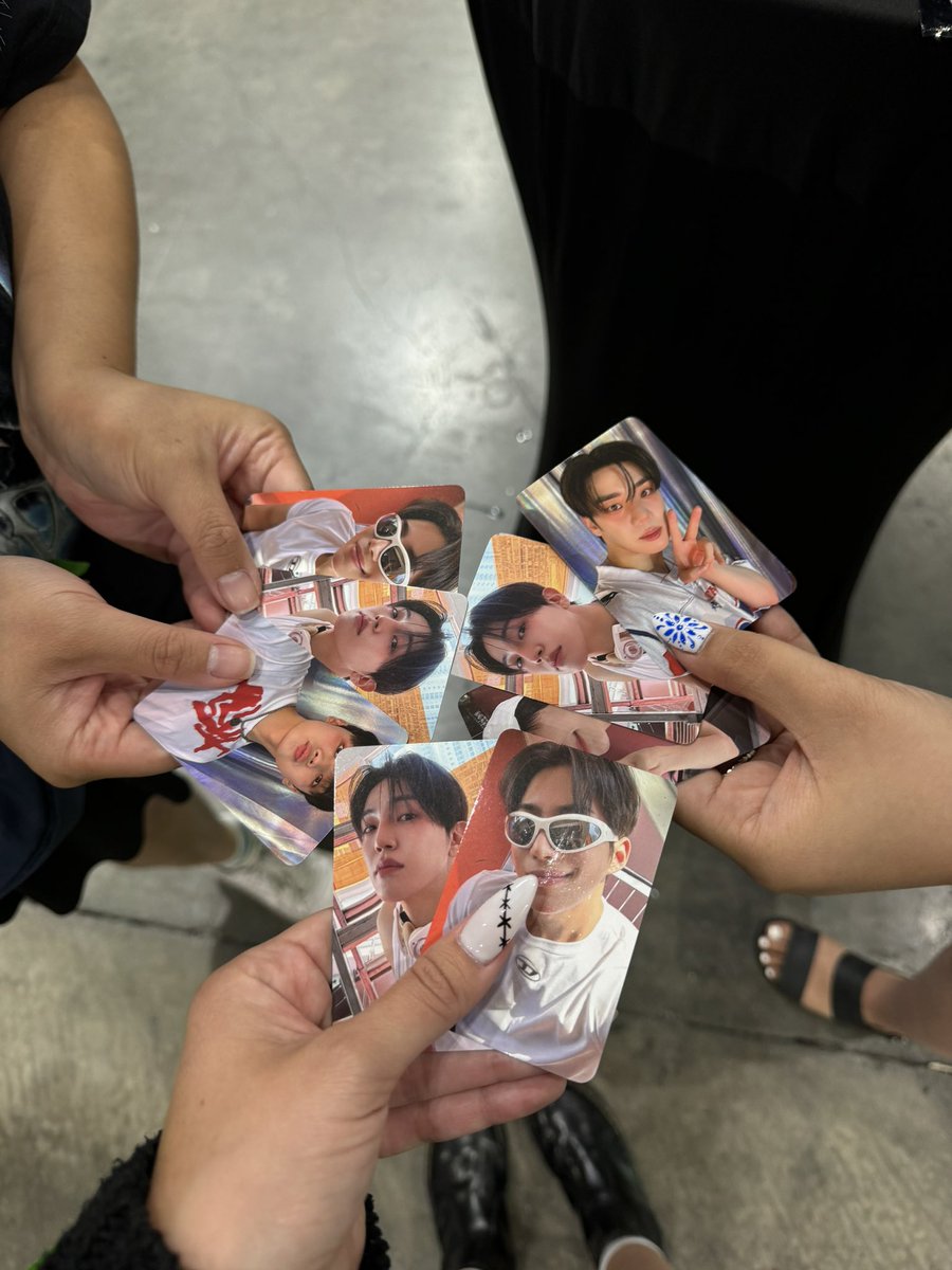 sehyoonsbabe's tweet photo. helppp I just met my moots and they’re so cool 😭😭 https://t.co/FBREnjTW7v