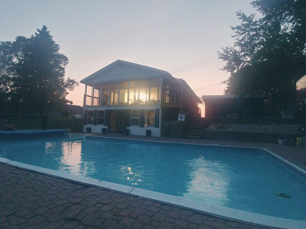 jgmacleodauthor's tweet image. Such a peaceful spot for my writing retreat. Arrived today &amp;amp; staying for the week. 🙏😍🎉😘

#writingretreat #WritingCommunity #writinglife #retreat #LakeErie #peaceful #writersoftwitter #cottage #blessed