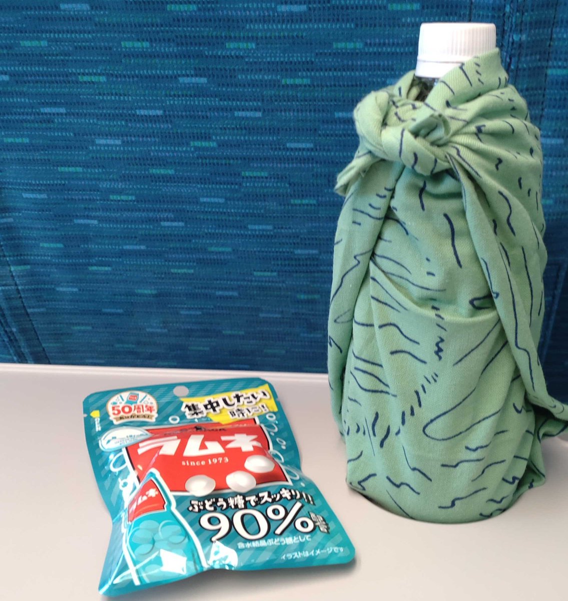 march_320's tweet image. #手ぬぐい 好きでたくさん集めてます。
手を拭いたり飾ったりするだけでなく、端を結ぶだけでペットボトルカバーになったり、ティッシュBOXカバーになったりもするんです！

#クラベランス の手ぬぐいが届いたら、いろいろと活用します～😆
#tenugui