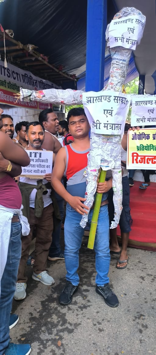JharCitsSangh's tweet photo. औद्योगिक प्रशिक्षण अधिकारी विज्ञापन के रिजल्ट कि मांग को लेकर सरकार का पुतला दहन।
@amarbauri @HemantSorenJMM @BhoktaSatyanand @JbkssTiger @INCJharkhand @allindiacti @JharkhandCMO @JmmJharkhand @jsitiea @KumarJaimangal @ShahiPratap @AmbaPrasadINC @SudeshMahtoAJSU @LMahtoGomia https://t.co/iYnhbB1Ckh