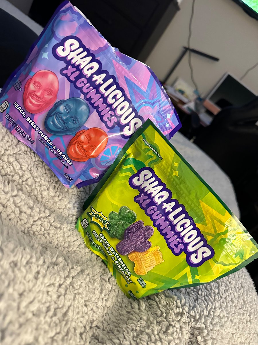 ms_scorpio74's tweet photo. @SHAQ 
Who told you to do this? It took me 2 days to eat just this 1 big ass gummy! 😩 https://t.co/jZ3hDPoiTU