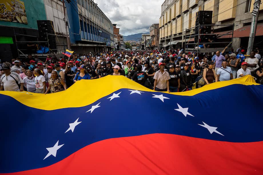 oariascr's tweet photo. Señor ministro de Defensa de Venezuela, Vladimir Padrino, como ciudadano de un país democrático lo exhorto, respetuosamente, apelando a su patriotismo, a que defienda la voluntad popular del pueblo venezolano expresada el día de hoy en las urnas. https://t.co/YhlqYGtOwX