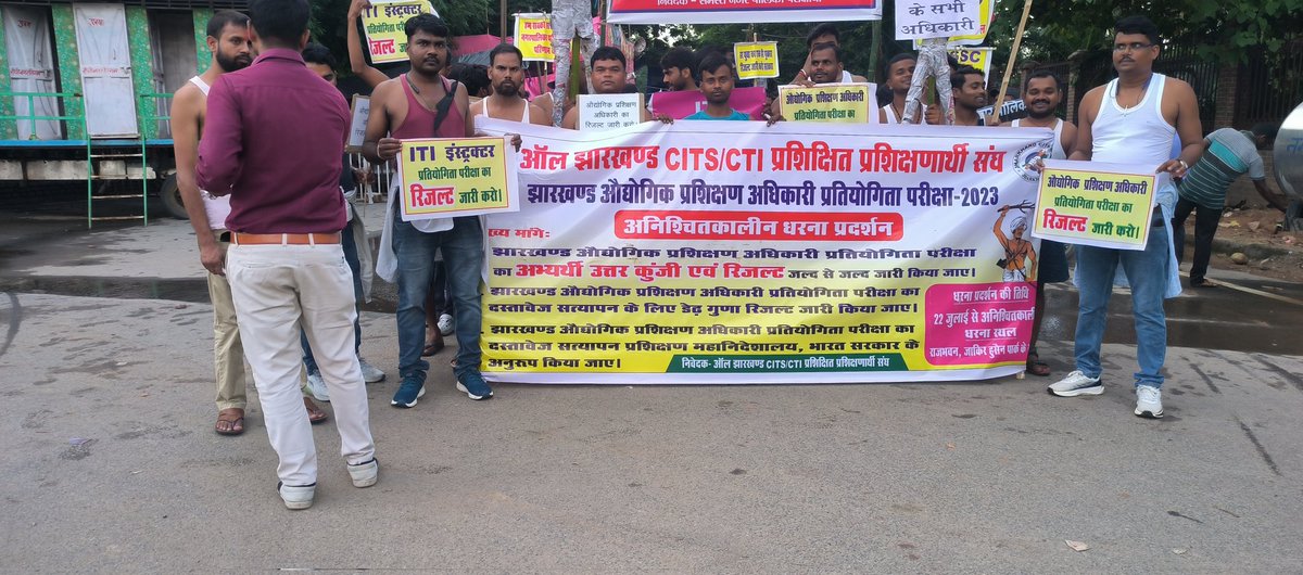 rajeevr30007038's tweet photo. @CitSsangh @amarbauri @HemantSorenJMM @BhoktaSatyanand @JbkssTiger @INCJharkhand @allindiacti @JharkhandCMO @JmmJharkhand @jsitiea @KumarJaimangal @ShahiPratap @AmbaPrasadINC @SudeshMahtoAJSU @LMahtoGomia Jharkhand सरकार और jssc आखिर मजबूर ही कर दिया रोड पर आने के लिए अगर अभी भी ITI  इंस्ट्रॅक्टर का रिजल्ट जारी कर न्युक्ति नही देती है तो छात्र करो और मारो के स्थिति मे है अब छात्र कुछ भी कर गूजंरने के लिए तयार है या तो न्युक्ति दे नही फ़ासी दो अब बर्दास्त से बहार हो गया 😡😡 https://t.co/WuocSc7jNw