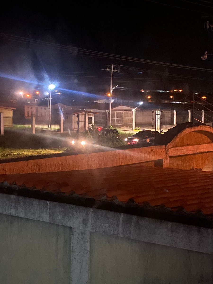 pedroloreto's tweet photo. #28jul En este momento la policía del régimen de Nicolás Maduro me quiere llevar detenido desde mi residencia donde me encuentro junto a mi familia. No podrán detener la voluntad de un pueblo que hoy voto por su libertad y democracia. https://t.co/KsEqPS9XV7