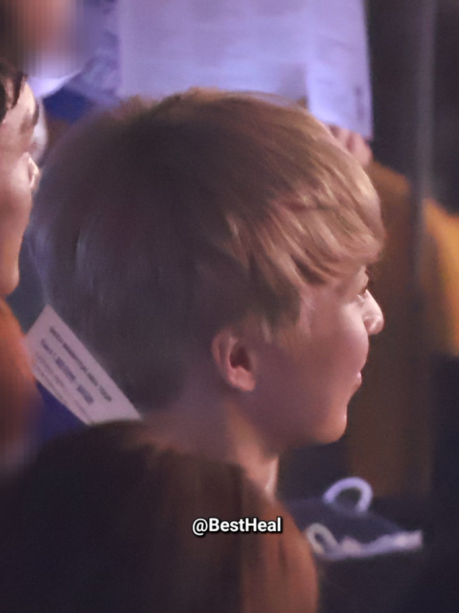 BestHeal's tweet photo. 어제 백현이 콘서트에 온 민석이.
내 자리에서 너무 멀어서 최대한 줌 당겨 찍은건데 여전히 예쁜 콩알ㅜㅜㅜㅜㅜㅜ
걍 멀리서 봐도 아 저기에 민석이 있구나 단 번에 알아봤어ㅠㅠㅠㅠ 뒷모습&amp;옆모습이었지만 너무너무 반가웠다 민석아! https://t.co/rp8frlEqr0