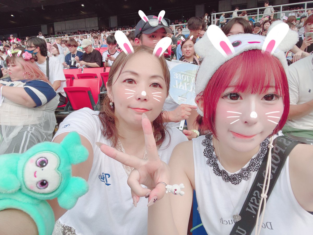 micchonce's tweet photo. 日産スタジアム2日間共最高のliveでした！9人でいてくれる事、9人が本当に楽しそうな姿を見れてまた号泣😭ミナちゃんのツイン破壊力に心がまだ持ってかれてる🤩
おかげで今年も年末までがんばれそう！
#TWICE_5TH_WORLD_TOUR_IN_JAPAN 
#日産スタジアム https://t.co/oBBuXySSRx