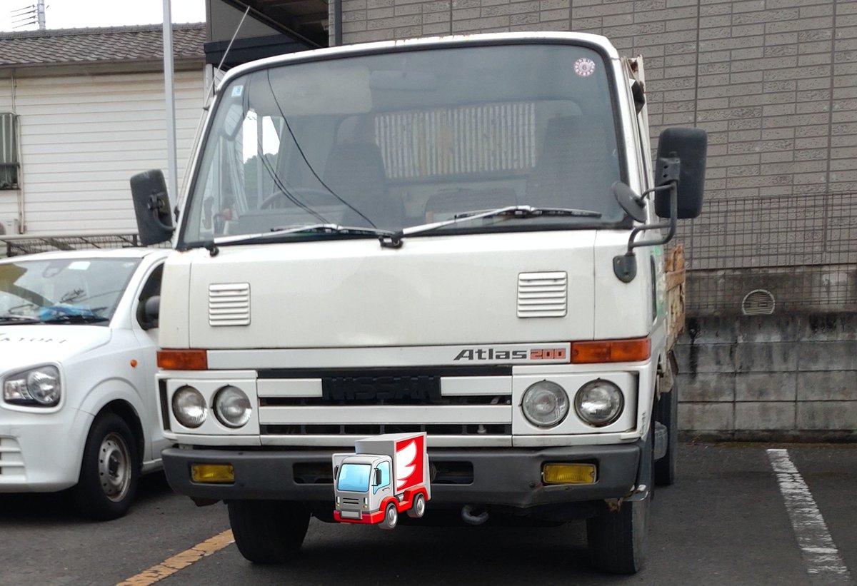 初代日産アトラスの2tダンプ キャビンも綺麗でまだまだ現役の様子です 