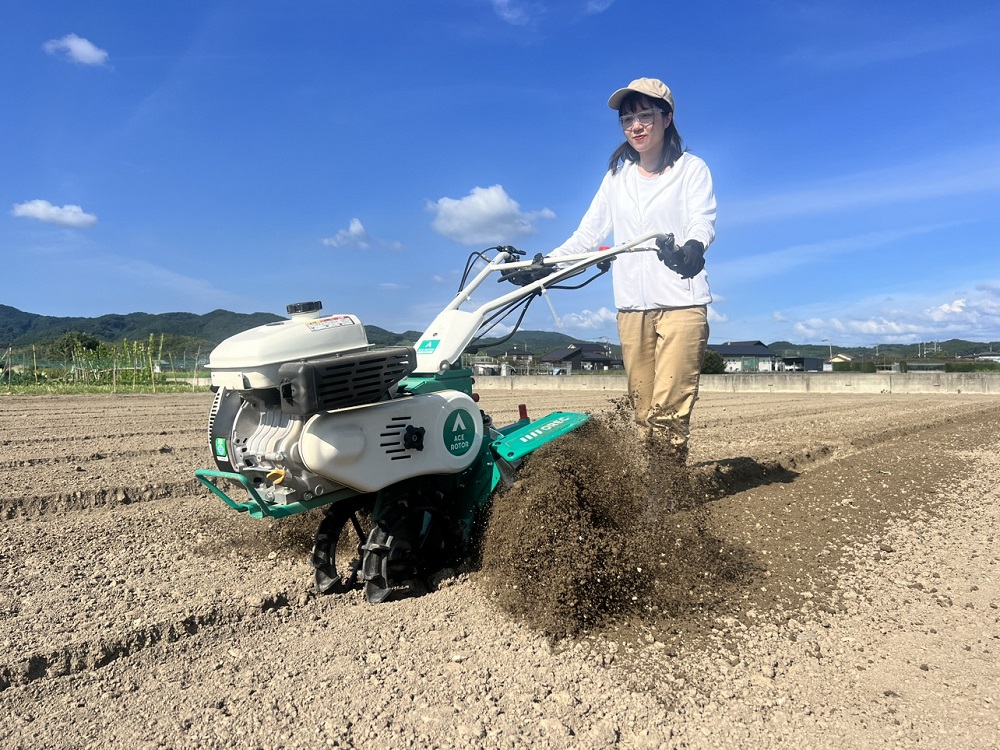 orec_japan's tweet photo. 小型管理機『AR660』を体験🙋‍♀️
中耕や培土などいろんな作業に使えます

①ハンドルは上下左右調整ができ
アタッチメントも豊富で
様々な作物の管理に対応可能💫

②ハンドルは反転でフロント作業もカンタン😊

女性社員からも
使いやすい！と好評でした👏

#オーレック #小型管理機 #AR660 #中耕 #培土 https://t.co/9HMJzbt4ft