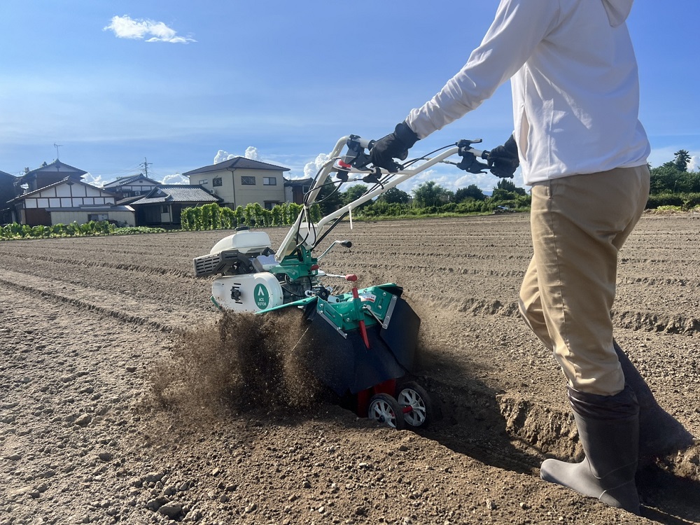 orec_japan's tweet photo. 小型管理機『AR660』を体験🙋‍♀️
中耕や培土などいろんな作業に使えます

①ハンドルは上下左右調整ができ
アタッチメントも豊富で
様々な作物の管理に対応可能💫

②ハンドルは反転でフロント作業もカンタン😊

女性社員からも
使いやすい！と好評でした👏

#オーレック #小型管理機 #AR660 #中耕 #培土 https://t.co/9HMJzbt4ft