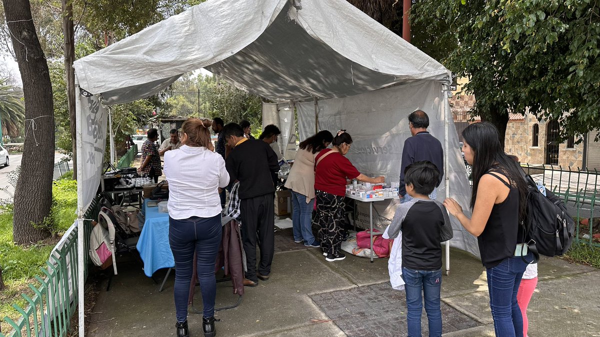 arturo_elias70's tweet photo. Iniciamos con la entrega gratuita de certificados médicos, fotos infantiles, CURP y más servicios para nuestros vecinos, por parte del equipo del Ing @vhlobo pregunta cuando estaremos en tu colonia #FuerzaDemocratica #EquipoLobo https://t.co/N4GS6dA6Uj