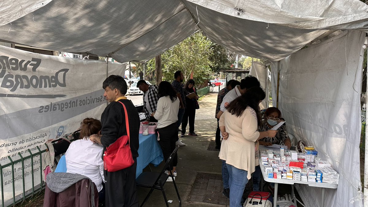 arturo_elias70's tweet photo. Iniciamos con la entrega gratuita de certificados médicos, fotos infantiles, CURP y más servicios para nuestros vecinos, por parte del equipo del Ing @vhlobo pregunta cuando estaremos en tu colonia #FuerzaDemocratica #EquipoLobo https://t.co/N4GS6dA6Uj