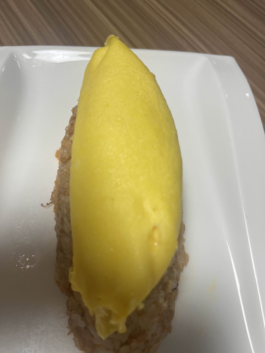 sehwan888's tweet image. 나는 왜 음식해서 사진을 찍겠다는 약속을 하였는가.
1.사진을 찍어본 적이 거의 없다 모든 사진에 그림자 첨가.
2.후라이팬이 너무 작아서 계란 3개가 들어 가질 않는다 햇반 하나 분량인데도 오믈렛이 쥐꼬리만 하다
3.그나마 잘 찍힌 걸 고른 게 이 모양이다.
4.취미에서 요리 빼겠다.
