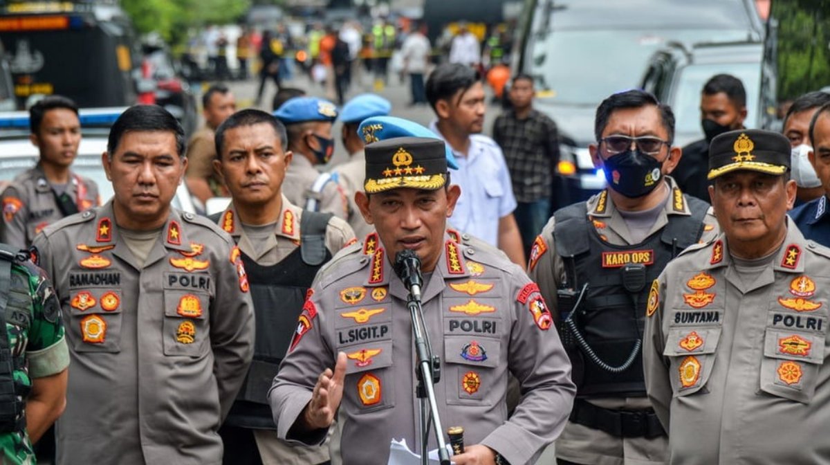 Mazthat1610's tweet photo. Terpesona dengan keindahan Indonesia dari atas? #KorpolairudPolri menjaga negeri ini tidak hanya dari darat, tapi juga dari sungai dan langit biru! Ikuti terus untuk wawasan unik dari udara setiap hari! 🚁📷 🇮🇩 https://t.co/ds2n3oxOmn