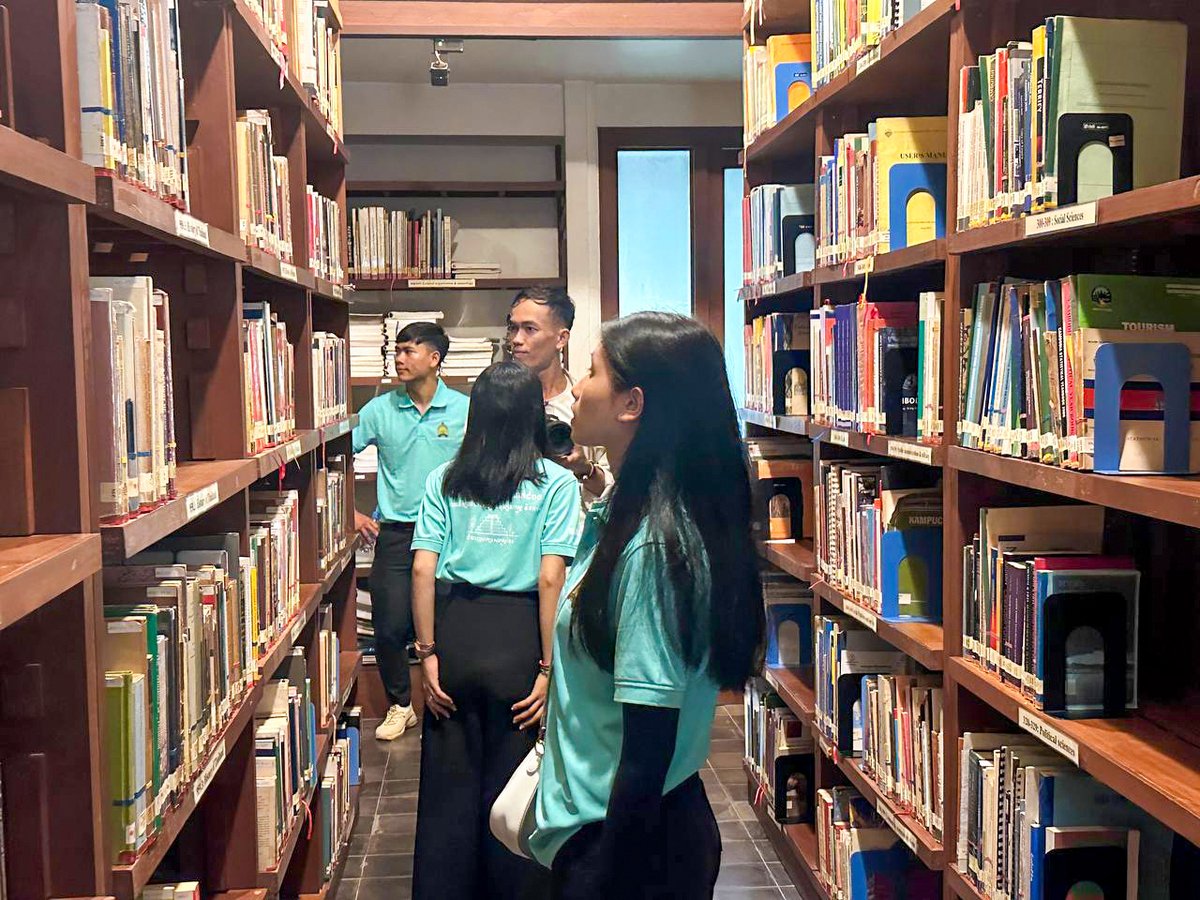 ckscambodia's tweet photo. CKS welcomed 120 faculty &amp; students from the National University of Battambang for a study tour on July 27, 2024. They learned about our operations, fellowship programs, and library resources. We thank them for their interest and support of Khmer Studies.

#CKS #CKSLibrary #NUBB https://t.co/u2oTQpmSLD