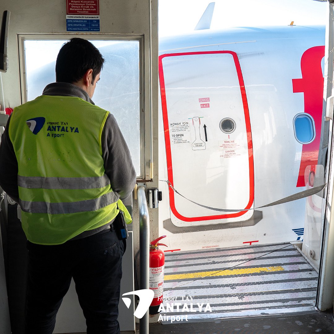 antalya_airport's tweet photo. Ekibimiz uçak Antalya Havalimanı'na indiği anda devreye giriyor ve operasyonun sorunsuz ilerlemesini sağlayarak güvenli ve keyifli bir seyahat deneyimi yaşamanızı sağlıyor.
.
#AntalyaAirport #GroundServices #AviationExcellence #travel #turizm #fraporttavantalya https://t.co/VFSR29Q1HE