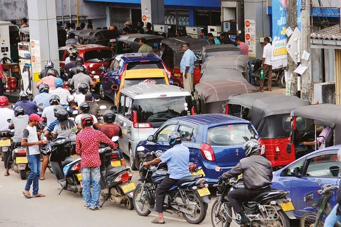 NigeriainfoFM's tweet photo. Good Morning☀

On The Lead;

1️⃣Police insist on Requesting For Protesters’ Details, say it is ‘Standard Procedure’

2️⃣US, UK, Canada issue security alerts over protests, traders fear looting

3️⃣Fuel queues return to Nigerian cities

 @kofi_Bartels is taking your reaction from 5am
 
Listen
📻 https://t.co/dEdf9W5uh7

#NigeriaInfoMCF