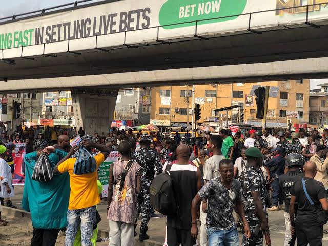 NigeriainfoFM's tweet photo. Good Morning☀

On The Lead;

1️⃣Police insist on Requesting For Protesters’ Details, say it is ‘Standard Procedure’

2️⃣US, UK, Canada issue security alerts over protests, traders fear looting

3️⃣Fuel queues return to Nigerian cities

 @kofi_Bartels is taking your reaction from 5am
 
Listen
📻 https://t.co/dEdf9W5uh7

#NigeriaInfoMCF