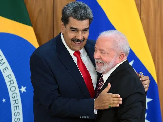 É hora da esquerda latino-americana e de seus líderes, que se dizem defensores da democracia, pressionarem Maduro a respeitar o processo eleitoral e a vitória da oposição nas urnas. Do contrário, passam a ser cúmplices da fraude e da violência.