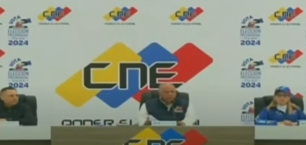monitoreamos's tweet photo. #ÚLTIMAHORA Elvis Amoroso anuncia primer boletín del CNE, con 80% de mesas escrutadas y con participación 59%:

- Nicolás Maduro 5.150.09 votos - 51,20%
- Edmundo González 4.445.978 votos - 44,02% https://t.co/tSJuHqa3ww
