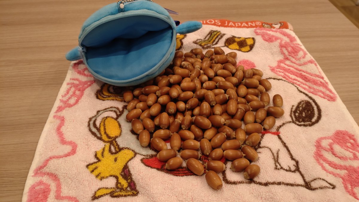 kagukuro_office's tweet photo. 【パーくんぬいぐるみポーチ検証】

■準備物
パーくんぬいぐるみポーチ　1点
特徴：可愛い

どんぐり（イチイガシ）　150個
サイズ：高さ2㎝×幅1㎝×奥行1㎝
入手方法：カグクロ社夏のボーナス支給品（嘘）

■検証内容
ポーチにどんぐりが何個入るかでポーチの容量をチェック👈 https://t.co/VeDOyPHfPd