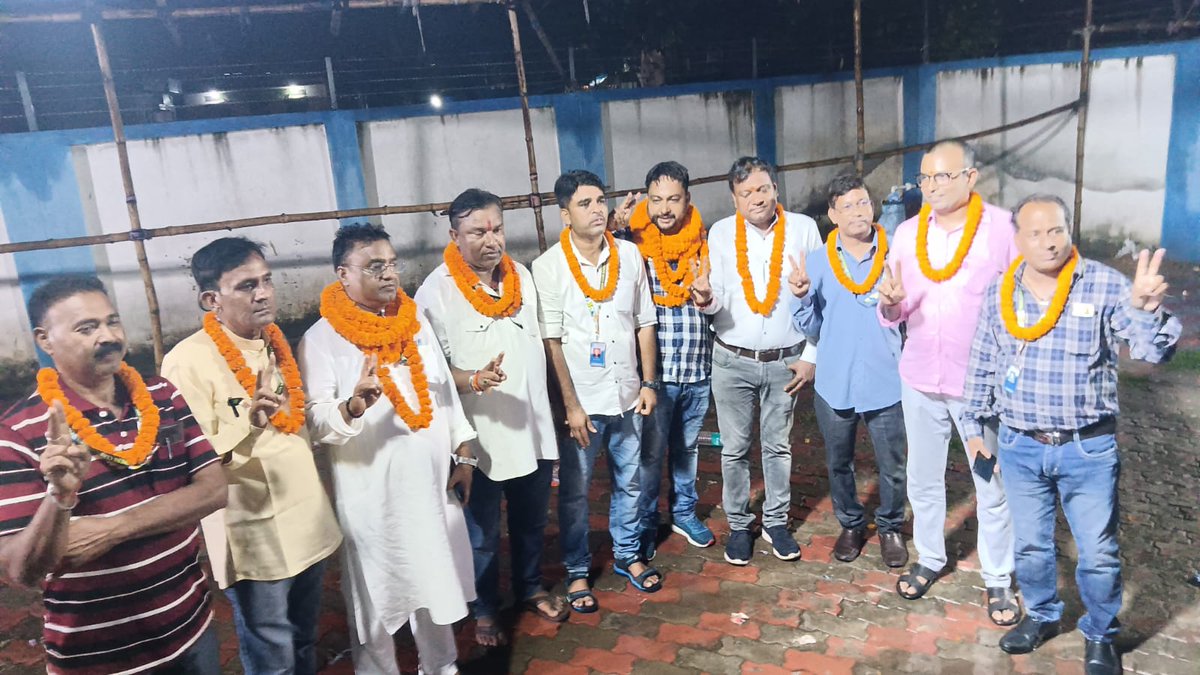 dhaneshwar_pras's tweet photo. प्रेस क्लब रामगढ़ (पी.सी.आर) जिला के चुनाव में सचिव पद पर विजय होने पर सभी पत्रकार बंधुओं व अपने शुभ-चिंतकों के प्रति बहुत-बहुत आभार🙏
"Thanks everyone for your support" ❤️ https://t.co/djfM6Yt8LQ