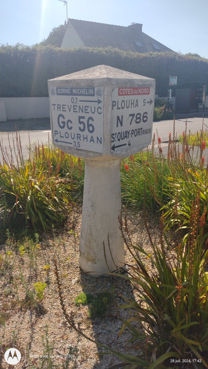 ThiChaplain's tweet photo. À #Tréveneuc dans les #CôtesdArmor, y a une #Borne indicatrice #Michelin qu'est un #petitpatrimoine car la #RN786 a été déclassée y a longtemps en #Routedépartementale. https://t.co/BxG7YKZGGq