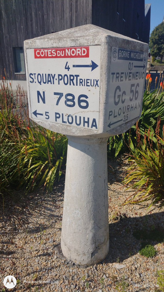 ThiChaplain's tweet photo. À #Tréveneuc dans les #CôtesdArmor, y a une #Borne indicatrice #Michelin qu'est un #petitpatrimoine car la #RN786 a été déclassée y a longtemps en #Routedépartementale. https://t.co/BxG7YKZGGq