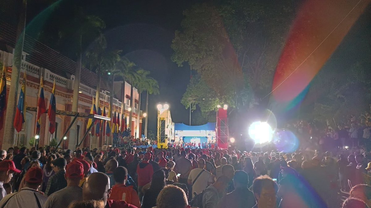 #Venezuela// La tendencia es irreversible, con un nivel de participación del 59%, Nicolas Maduro Moro obtuvo un 51% y Edmundo González un 44% de los votos.

Así luce el palacio de Miraflores.
