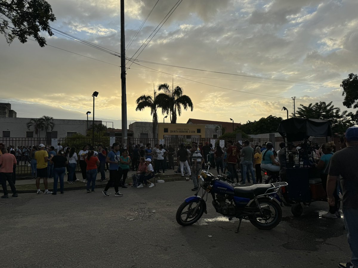 🗳️ Resultados electorales CNE: 

Con una tendencia irreversible 

🔴 Nicolás Maduro…..51.20%
🔵 Edmundo González…..44.2%
       Otros….

Ganó el Pdte. Obrero 

80% de las mesas escrutadas…
