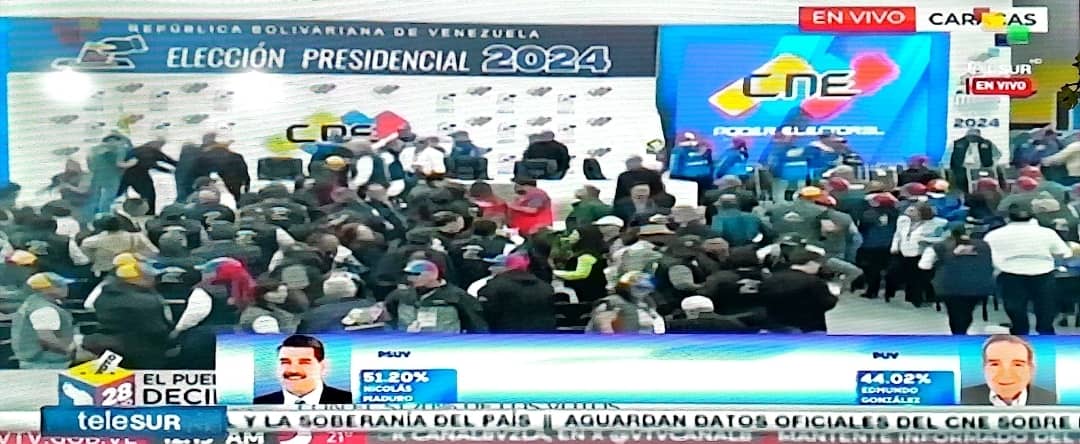 EduardoLopezL65's tweet photo. Felicidades #Venezuela 
Desde #Cuba vivimos y disfrutamos tú triunfo.
#CubaporlaVida 
Felicidades @NicolasMaduro https://t.co/FduGZv8YoB