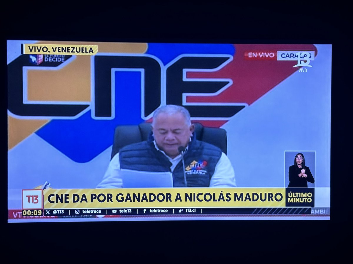 Todo mi apoyo al pueblo Venezolano, no hay dudas que el marxismo chavista realizó fraude electoral. Es IMPOSIBLE asegurar una victoria si hay más de 3 millones de votos sin escrutar. Espero que el gobierno de Chile, mediante el Canciller de a conocer el reprochable actuar de la