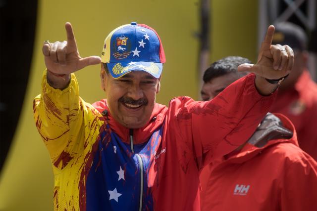 avnve's tweet photo. #Politica || Nicolás Maduro gana elecciones presidenciales con el 51,20 % de los votos

Nicolás Maduro,  candidato del Gran Polo Patriótico, ganó la elección presidencial de  este domingo con 5 millones150.092 votos que representa el 51,20% de las  boletas, anunció Elvis Amoroso, presidente del Consejo Nacional  Electoral (CNE), al presentar el primer boletín con el 80% de los datos  transmitidos que muestra una tendencia contundente e irreversible.