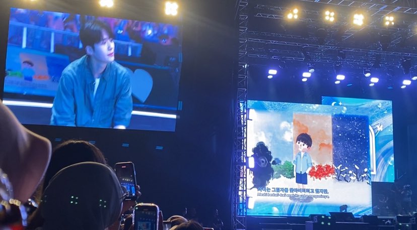 seonstin's tweet photo. Dear @mecimapro and @2013_SALT 

Please do not ever use this type of layouts anymore because for a venue that big, we really can’t read anything because of how small it is. The quality of the screen was also bad, it’s so dark. Often times, the lights above the stage were so bright, it ruined the fancam. This is a one in a lifetime experience for some so we would love to capture it the best way we can if ever. Please be more understanding.