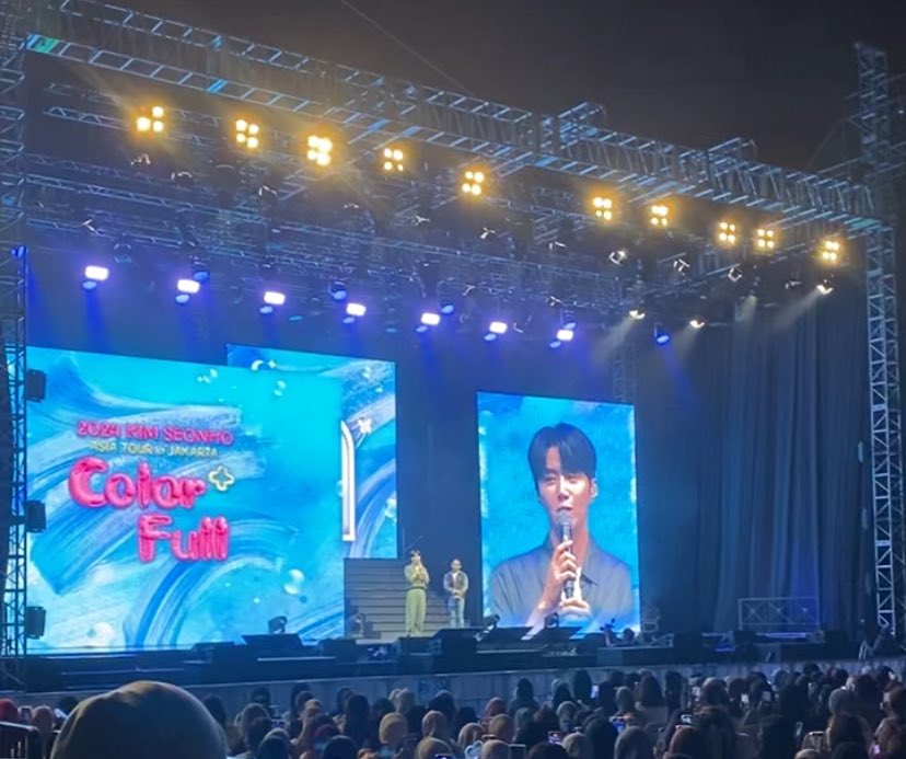 seonstin's tweet photo. Dear @mecimapro and @2013_SALT 

Please do not ever use this type of layouts anymore because for a venue that big, we really can’t read anything because of how small it is. The quality of the screen was also bad, it’s so dark. Often times, the lights above the stage were so bright, it ruined the fancam. This is a one in a lifetime experience for some so we would love to capture it the best way we can if ever. Please be more understanding.