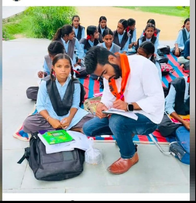 JANTA_KI_AWAAZ_'s tweet photo. डूंगरपुर, बांसवाड़ा, उदयपुर, में अधिकतम सरकारी स्कूलों में आदिवासी बच्चे पड़ रहे हैं, #ABVP द्वारा सदस्यता अभियान चला कर धर्मान्तरण किया जा रहा है, शिक्षा विभाग महोदय इस मामला को तुरंत संज्ञान में लेकर रोका जाए
#स्कूलों_में_धर्मान्तरण_बंद_करो https://t.co/bvKYQjlspZ