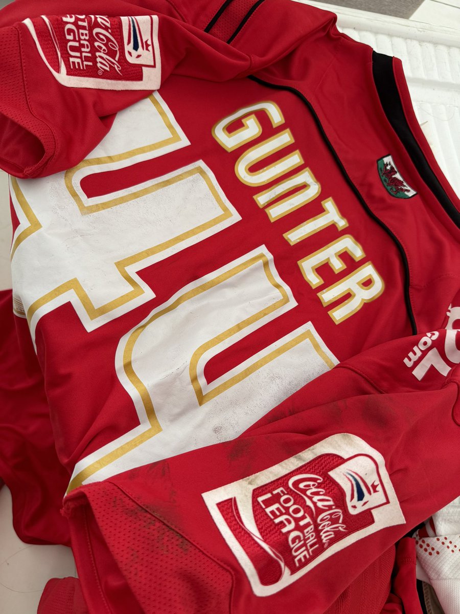 Chunuonsee16's tweet photo. How much is this worth mate? 🤣❤️⚽️ @Chrisgunter16 @CardiffCityFC #matchworn #notwashed 😅 https://t.co/pgYZLD9uM2